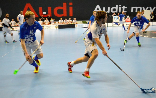 Bra bild av aktion i matchen. Fanns ännu bättre bider men jag skickade en av dem till en tidning. Foto: Marina Tolonen