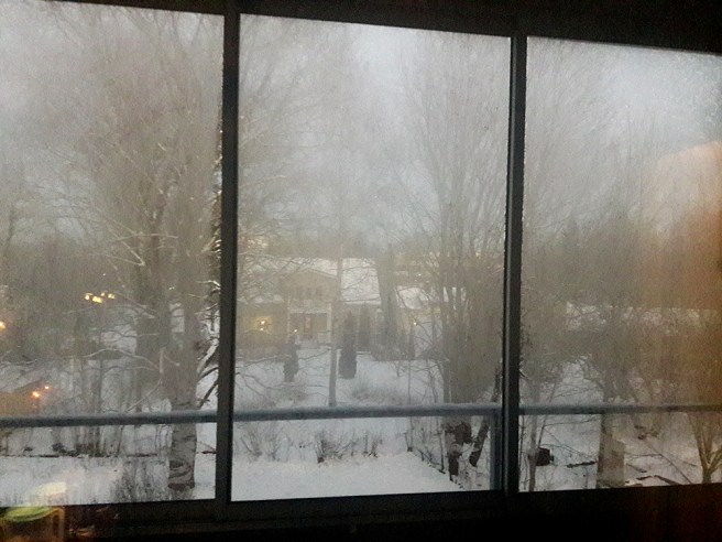 Utsikt inifrån genom balkongen ut mot gården.