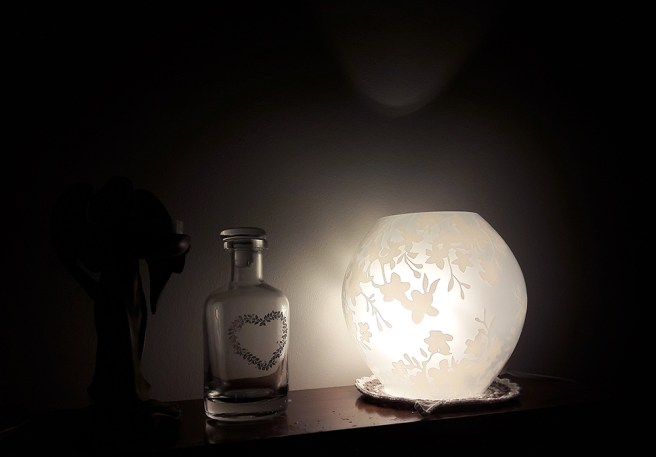 Tycker mycket om den här lampan, Knubbig från Ikea. Tillsammans med levande ljus skapar den stämning.