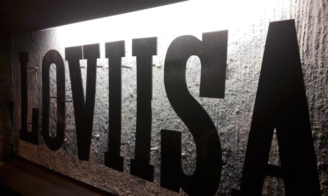 Den här skylten finns utanför porten till huset där finska lokaltidningen Loviisan Sanomats redaktion finns. Den får symbolisera mitt Lovisa-inlägg.