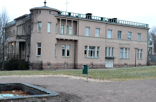 Granne med kyrkan ligger Bonga slott. Det är privatägt och där finns bland annat Riitta Nelimarkkas konstverk utställda.