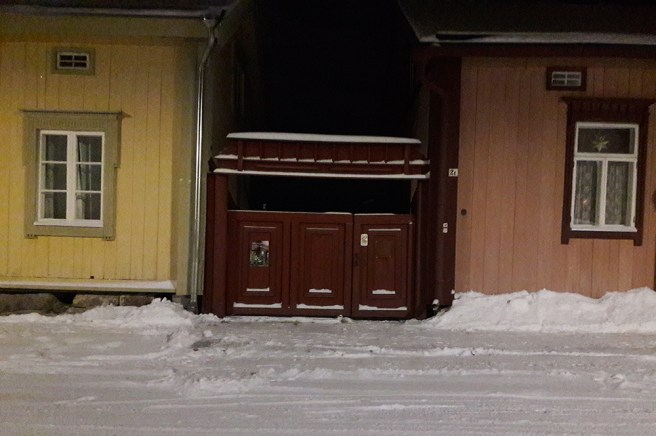 Porten till Tuhannen tuskan kahvila på Mariegatan. 