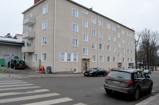 Det så kallade Holmströmska huset invid K-Supermarket. I byggnaden till vänster som inte riktigt syns, finns en stor loppmarknad. Där hade företaget Holmström bussgarage förr om jag nu inte helt minns fel.