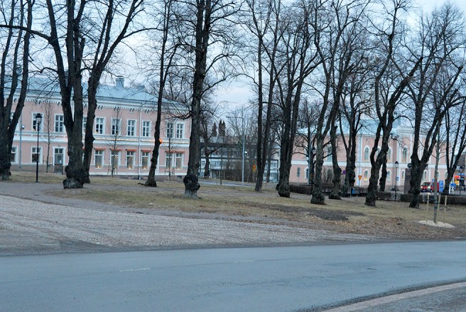 Kyrkoparken, Segermanska huset med Andelsbanken och till höger rådhuset.