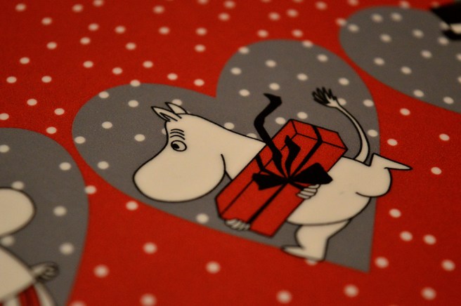 Söta Mumin hastar iväg med ett rött paket.