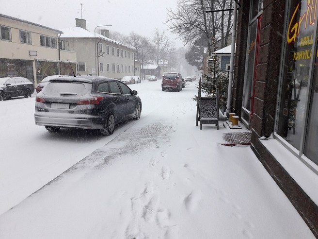 Folktomt på gatorna? Ja, antingen åkte alla bil eller var inomhus. Det här är Mariegatan mot syd.