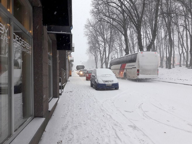 Den berömda trängseln på Brandensteinsgatan utanför R-kiosken som många pratar om. Det var dit jag skulle för att köpa kuvert.