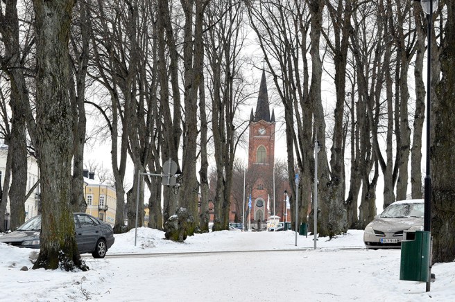Kyrkan och de gamla träden i parkerna har stått länge på sina platser.