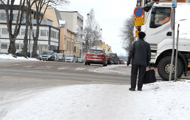 Här är det många som står. Flera bilar och en kvinna. Men den som borde stå, och låta den som vill gå, ta sig över övergångsstället - den bilisten bara kör...