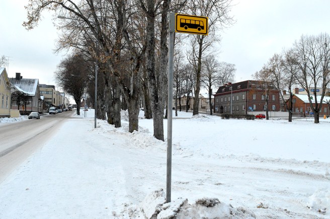 Här står skolelever ofta och väntar på bussen, men inte just då när jag gick förbi.