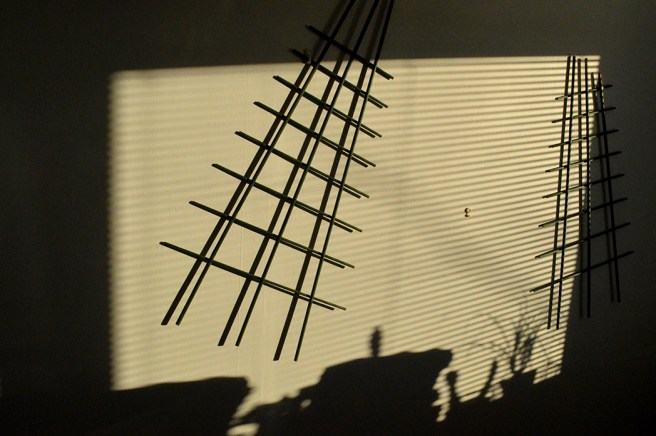 Väggen hemma i mitt kök en solig dag. Som jag en gång skrev... blomsterstöden lades där tillfälligt, men jag tycker dom passar bra där tills jag eventuellt behöver dem för grönväxterna.