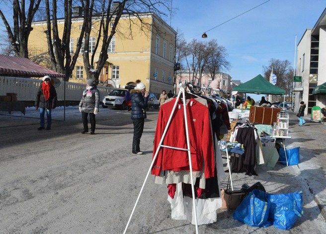Vem som helst fick ställa upp ett bord och sälja egna grejer där. Gatan var avstängd för trafik några timmar.