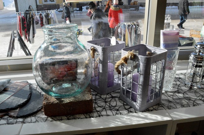 Bilden är tagen inifrån affären Nala Deli.