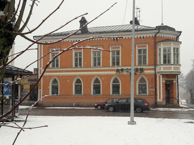 Apoteket ligger i en vacker byggnad tycker jag. Det gjorde den i och för sig innan också, i ett annat hörn av torget.