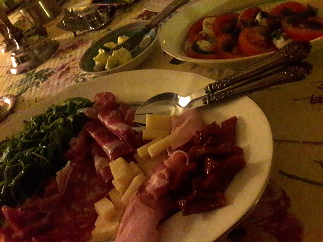 Valde bilden tagen i stämningsbelysning.