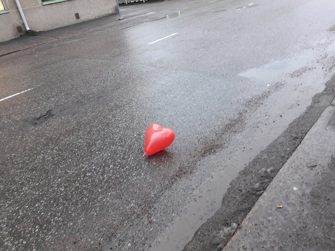 Fångade hjärtat så länge det levde. Några sekunder senare hördes ett PANG!