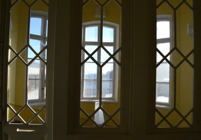 Den här hade ju kunnat gå i serien med Fina fönster. Om jag inte minns helt fel kanske jag har tagit en bild av fönstren i trappuppgången till just den serien.