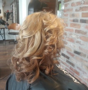 I dag blev reporterns hår att se ut så här hos frissan. Nu har jag åter den färg jag vill ha.