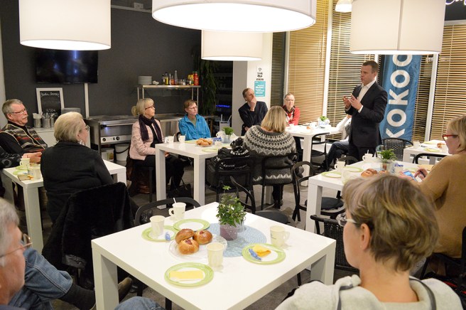 Finansminister Petteri Orpo besökte köpcenter Galleria.