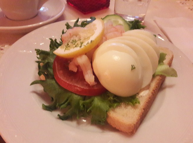 Får jag fresta med en macka? Knappt så räkorna syns, men de finns där :-)