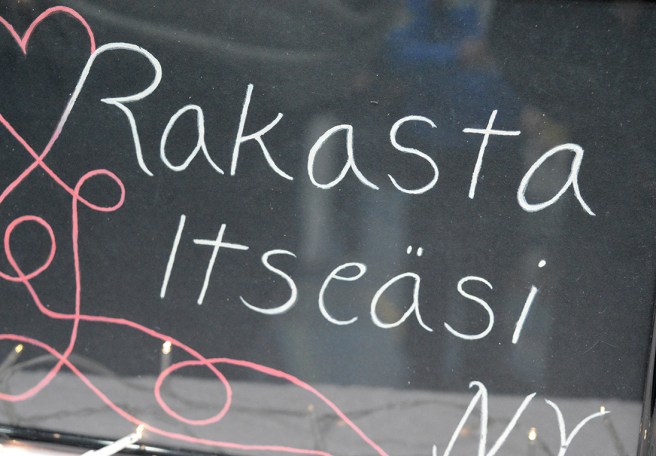 Skylten fanns på ett av borden under utbildningsmässan i idrottshallen i tisdags.