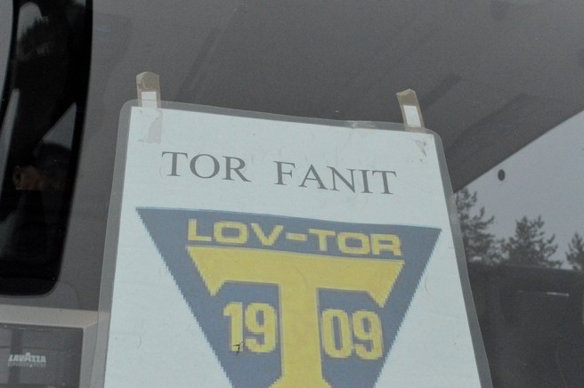 Som ni ser har vi plåstrat upp skylten i bussfönstret, den berättar vem vi är, om vi nu inte skulle råka höras vida omkring :-)