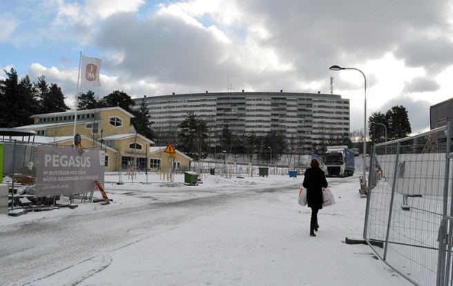 Solen försöker tränga sig fram bakom molnen över Grindtorp.