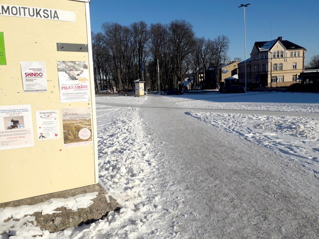 Torget i vinterskrud i Lovisa. Jag gillar de här små gångarna som plogats upp i olika riktningar.
